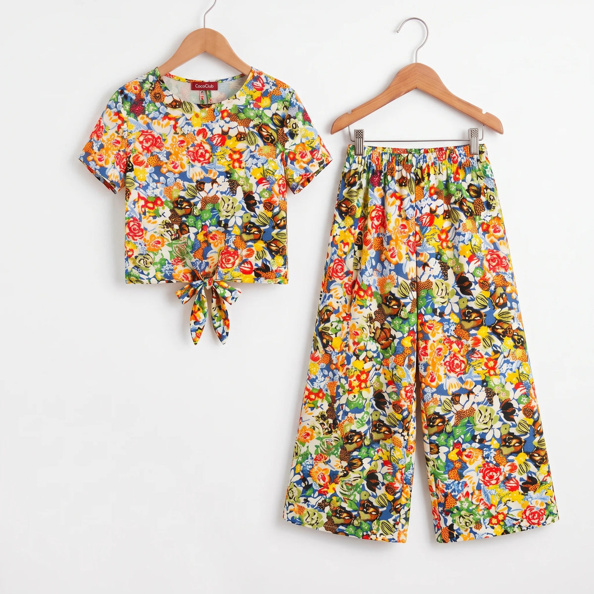 Girls' floral print matching set featuring a short-sleeve top and wide-leg pants, perfect for casual wear.
